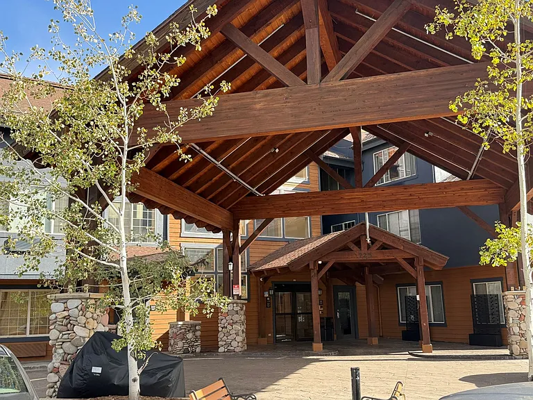 Ski Town Apartments — Photo 5