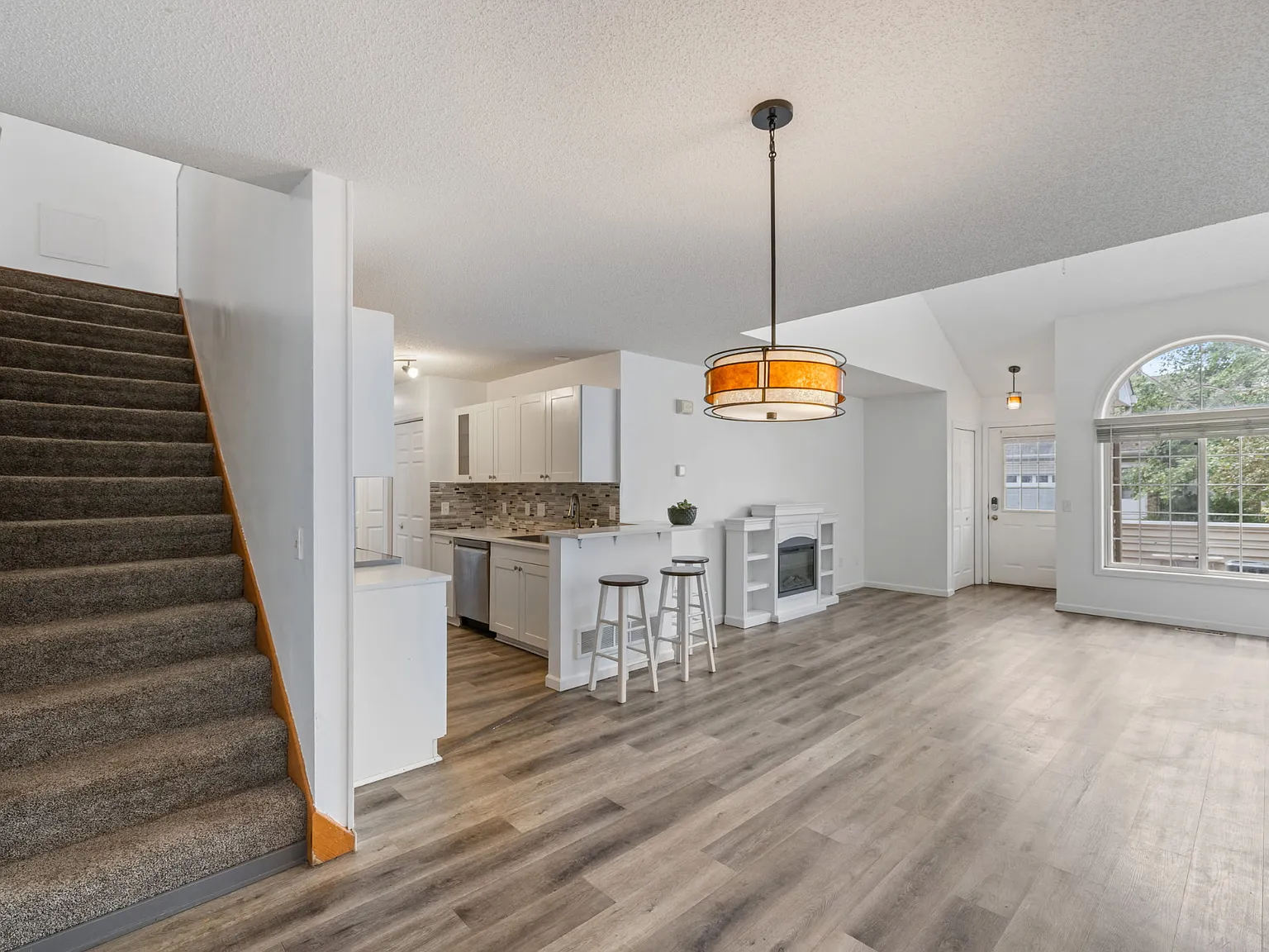 3 bed, 1385 sqft, $2,300 — Photo 2