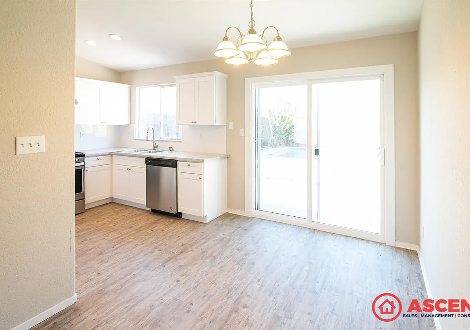 Stunning 3BD/2BA Home in Bakersfield's Desirable 93311 Pool & Fireplace! — Photo 4