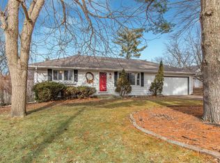 923 W Wilshire Dr, Peoria, IL 61614