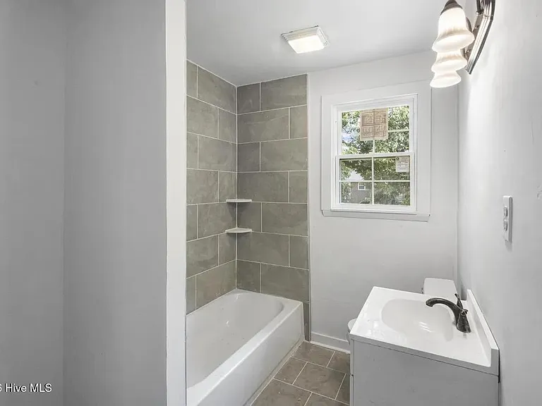 106 E Walker St — Photo 6