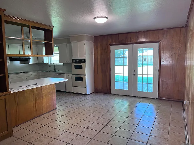 3135 Woodcrest Dr — Photo 4