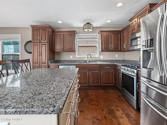 4th image of 465 Oakview Dr