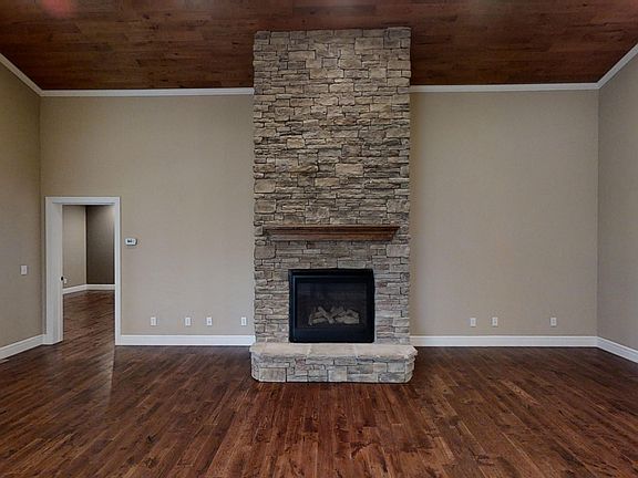 4th image of 63 Lakefront Cir