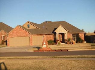3016 Red Rock Dr, Moore, OK 73165