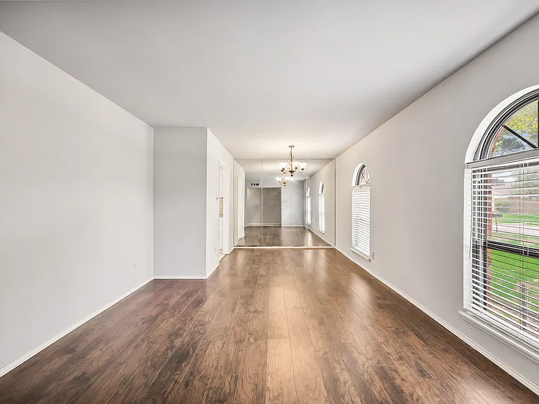 2933 Silverdale Ln — Photo 4