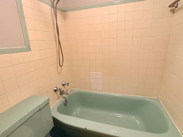 Karen Jean Apartments — Photo 16
