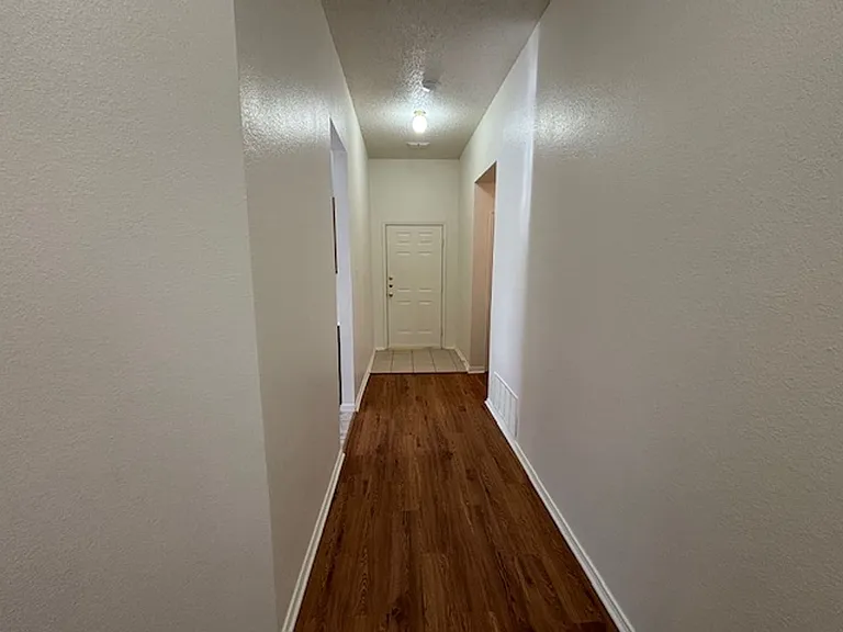 1008 Rock Springs Dr — Photo 2