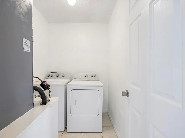 981 SW McElroy Ave — Photo 37