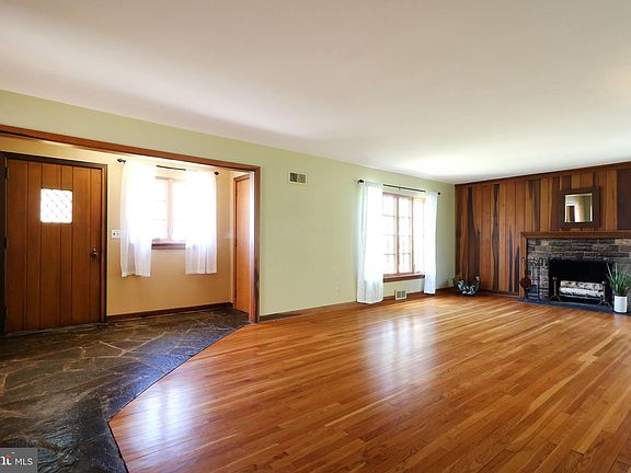 5th image of 548 Hillcrest Ave