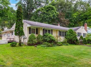 11 Whitewood Dr, Morris Plains, NJ 07950