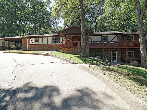 2nd image of 15 S Pind Wood Ln