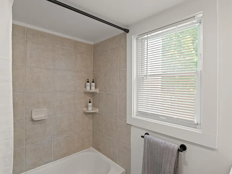 125 Circular St #B — Photo 15