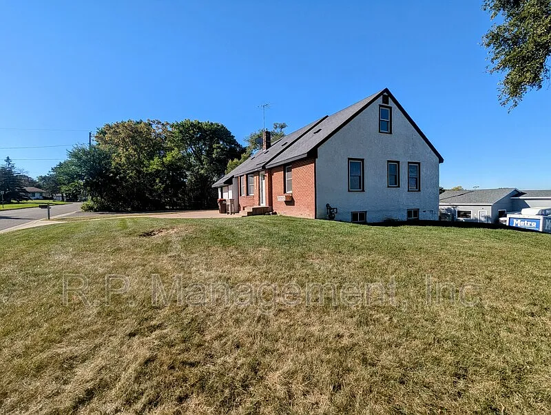 4 bed, 1.0 bath, 1260 sqft, $2,397 — Photo 2