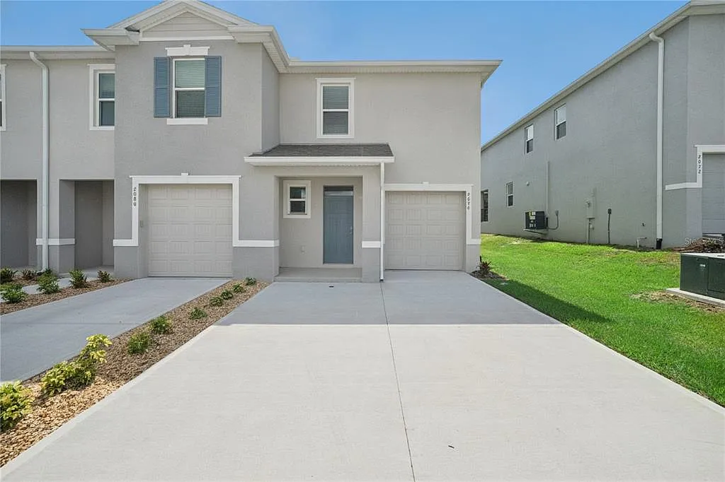 3 bed, 2.5 bath, 1758 sqft, $2,000 — Photo 1