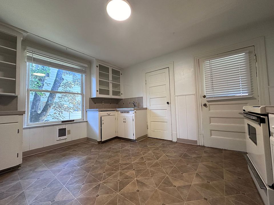 1st image of 2038 SE Madison St Unit 1