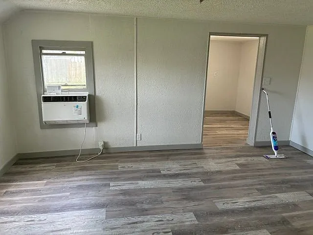 3 bed, 1.0 bath, $875 — Photo 4