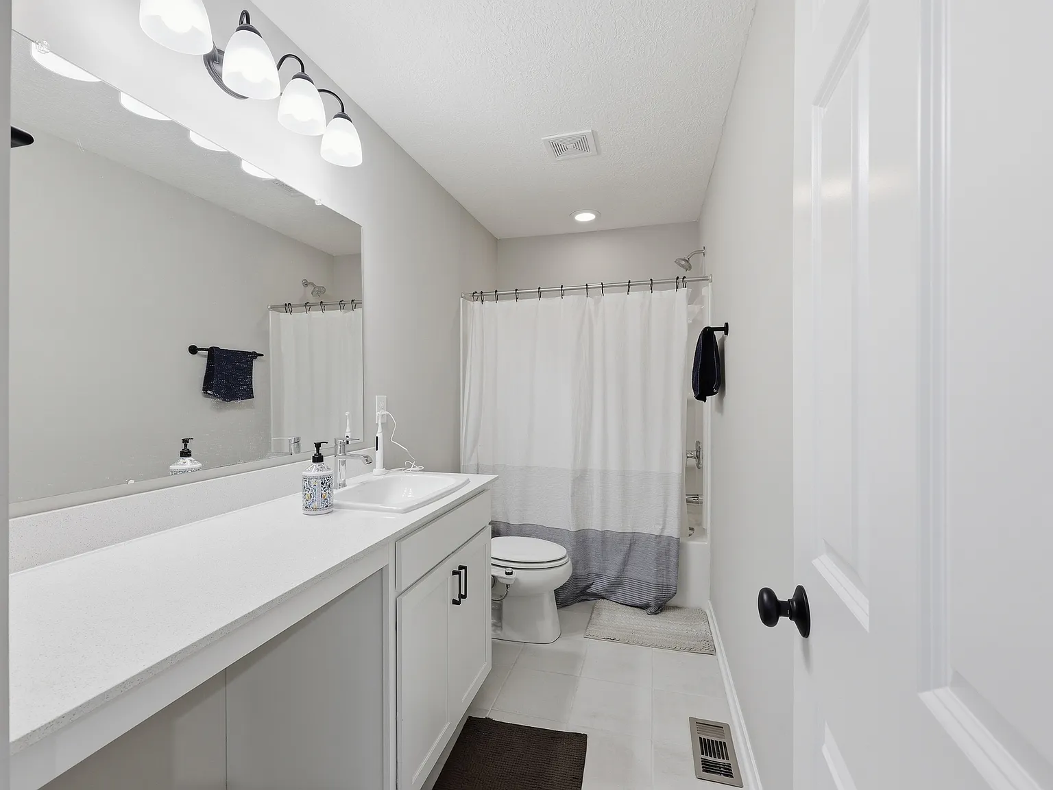 4 bed, 2540 sqft, $3,200 — Photo 2