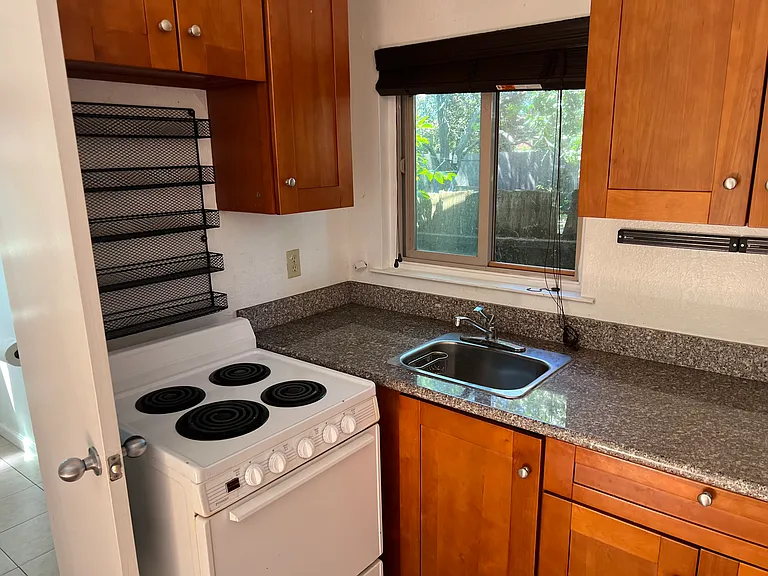 1572 Beaver St #B — Photo 6