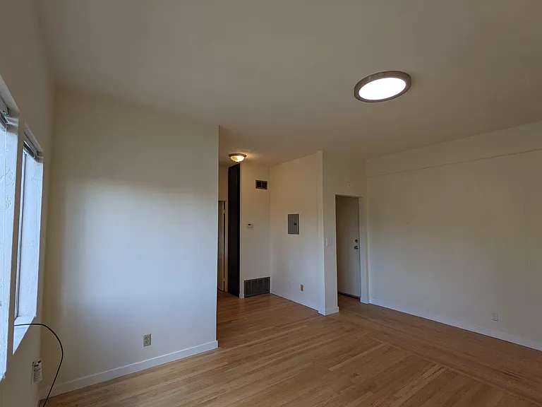 2541-2569 Le Conte Ave — Photo 19
