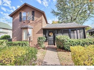 105 S Pine St, Fenton, MI 48430