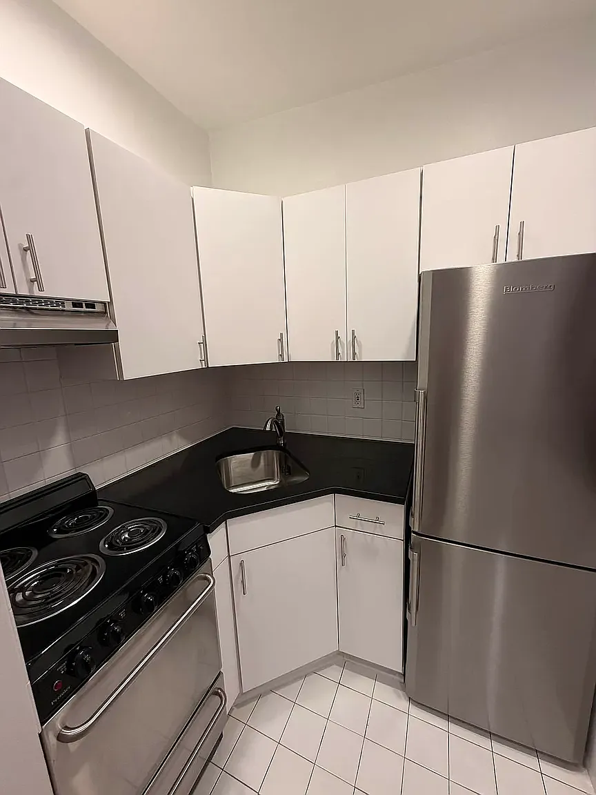 370 East 69th Street — Photo 4