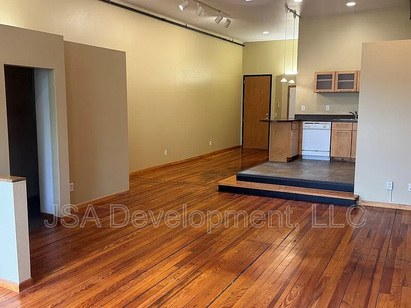 Studio, 1.0 bath, 700 sqft, $785 — Photo 2