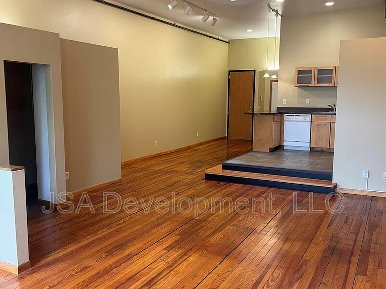 220-224 E 4th St #204 — Photo 2