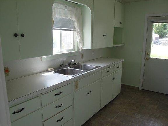 2nd image of 214 E 8th St
