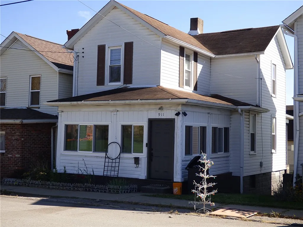 911 4th St photo 1
