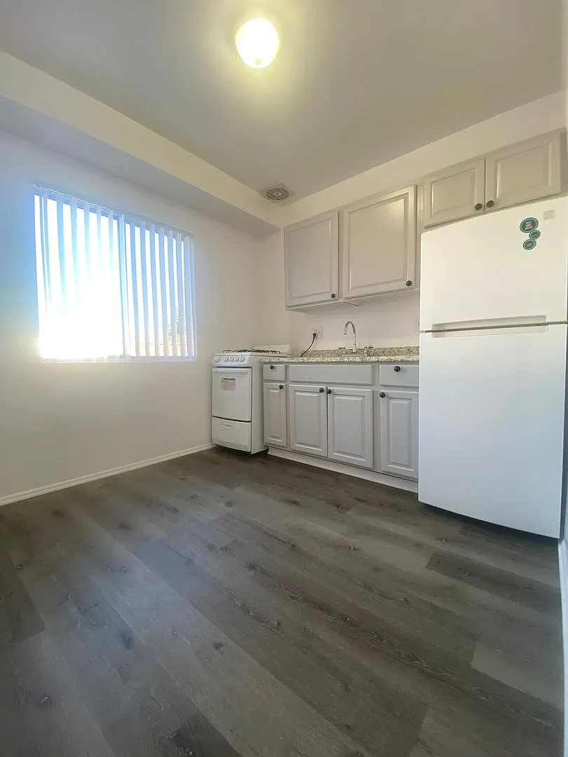 Royal Palms Apartments — Photo 2