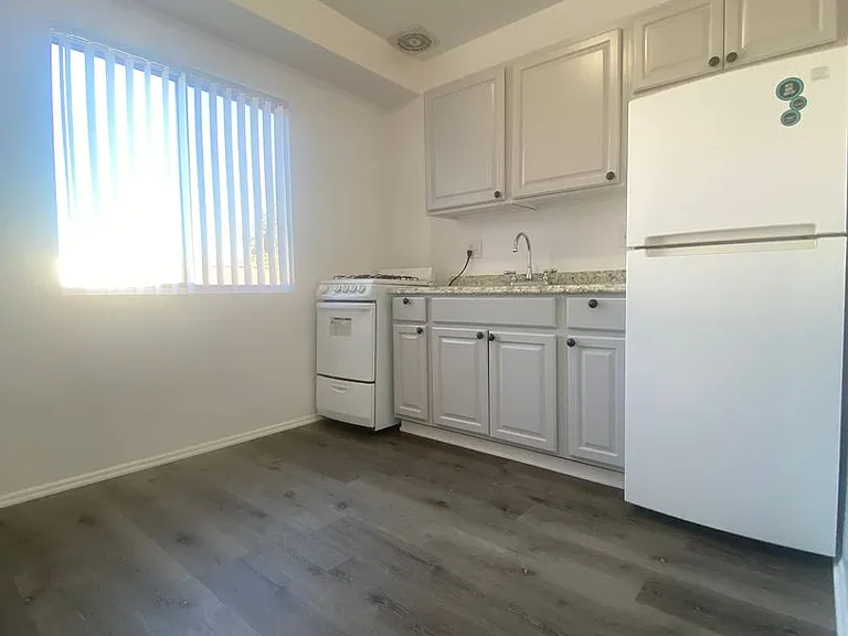 Royal Palms Apartments — Photo 2