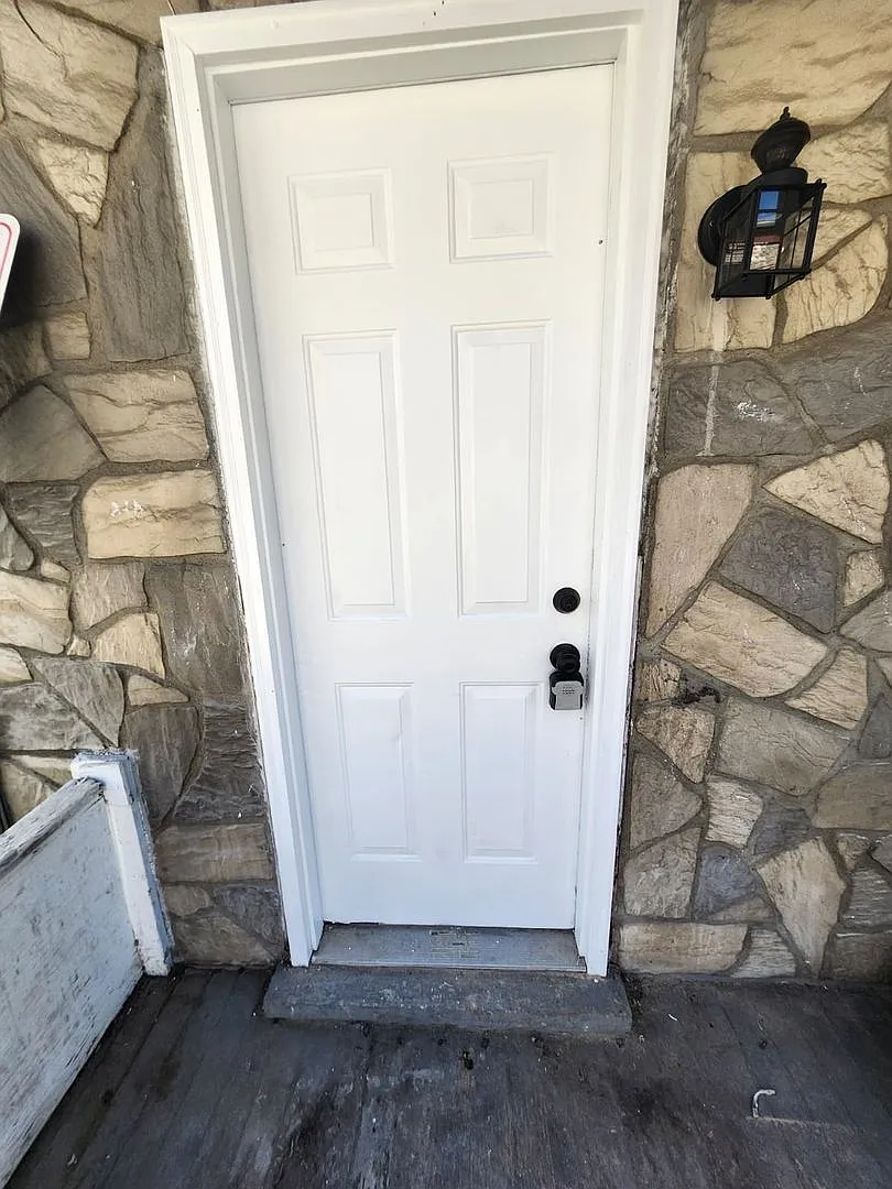Charming 1BR Home in McKees Rocks Section 8 Considered! — Photo 1