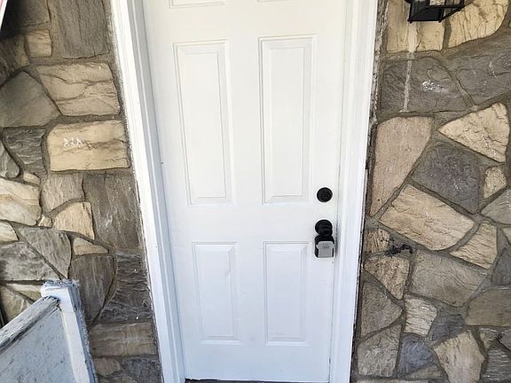 5th image of 819 Frank St