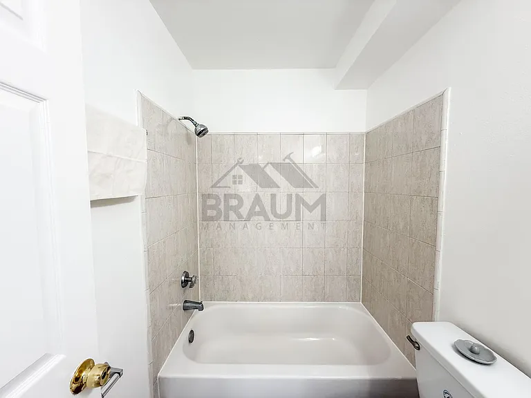 5245 RIVERTON AVE. — Photo 13