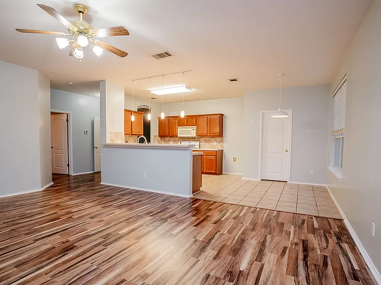 115 Brazos Ln — Photo 10