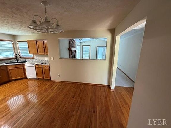 5th image of 212 Virginia Ave