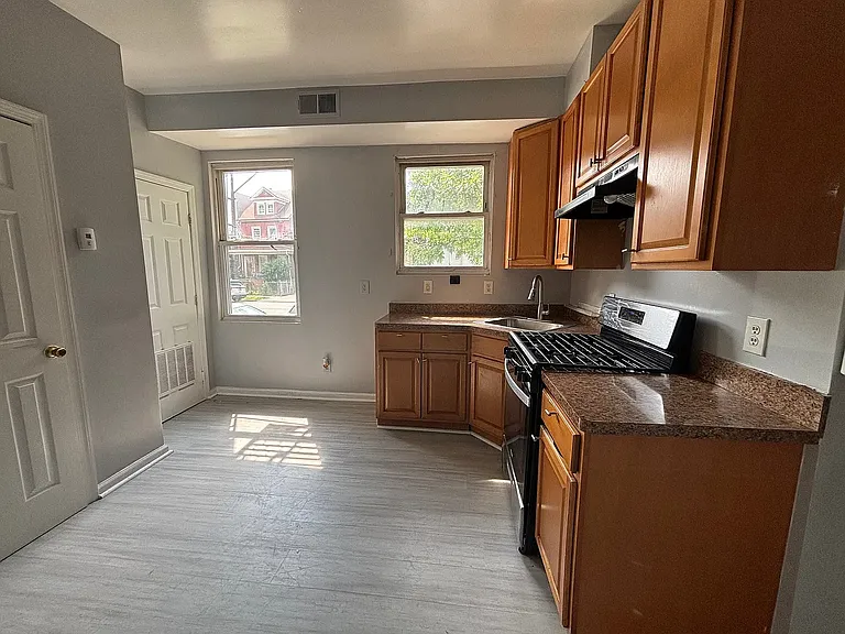 366 11th Ave #1R — Photo 1