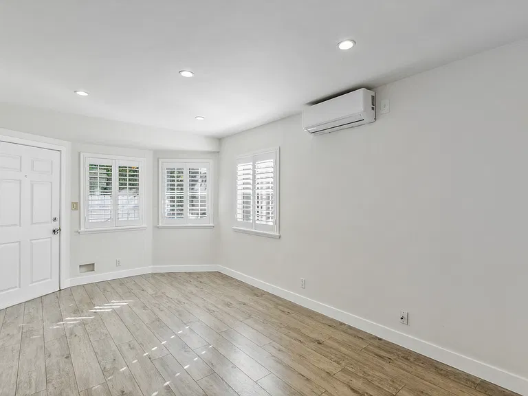 10918 1/2 Blix St — Photo 3