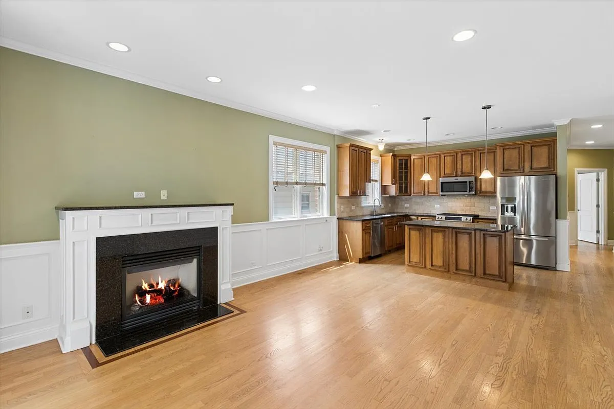4 bed, 3.5 bath, 2400 sqft, $3,900 — Photo 3