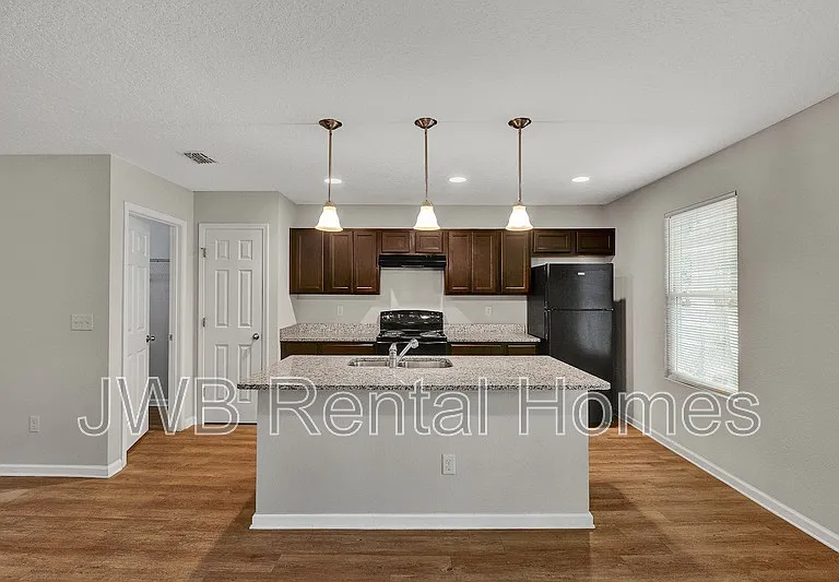 4643 Williamsburg Ave — Photo 2