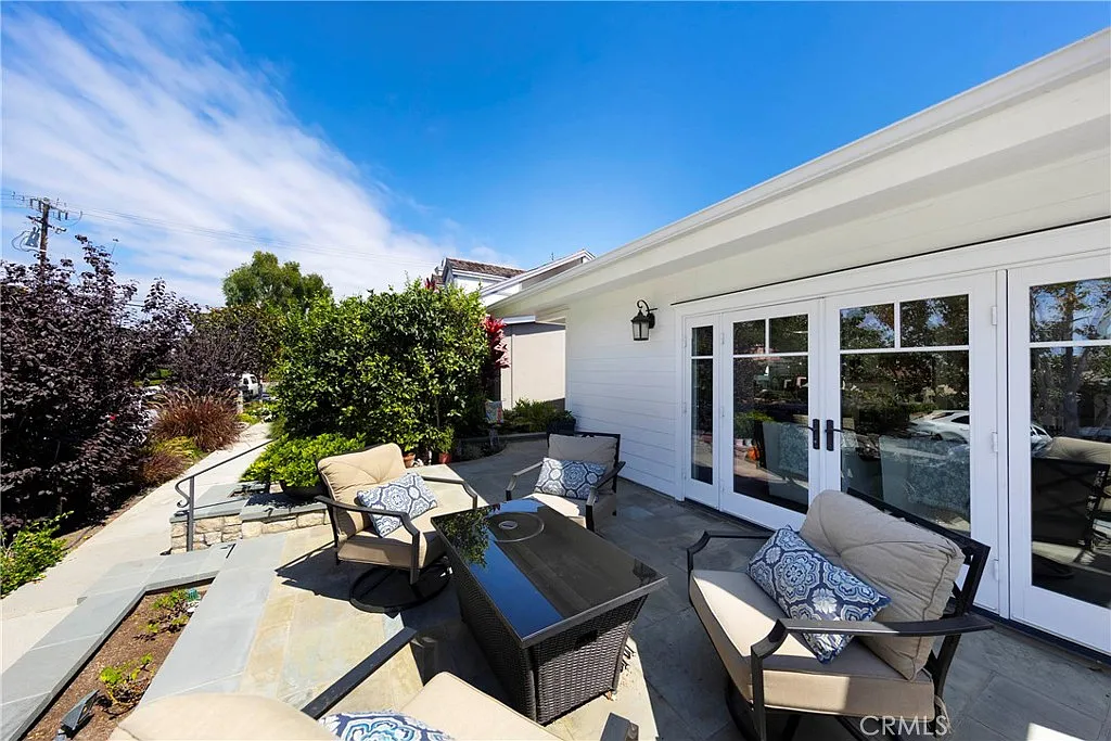 2 bed, 1000 sqft, $4,700 — Photo 2