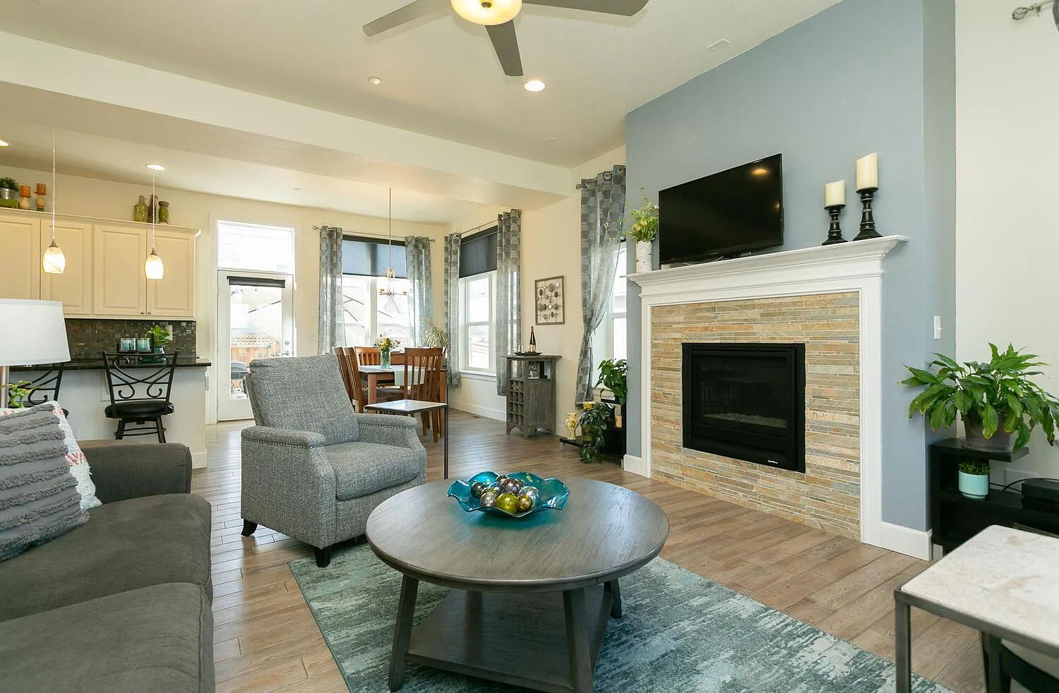 3 bed, 2.5 bath, 3300 sqft, $3,885 — Photo 4