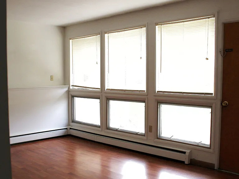 118 Leroy St — Photo 4