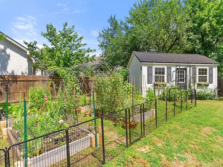 1410 Hart St — Photo 34