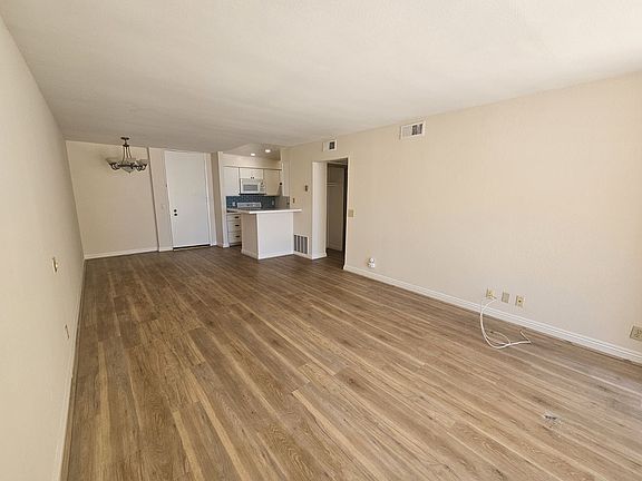 LIVINGROOM AND DINING COMBINATION