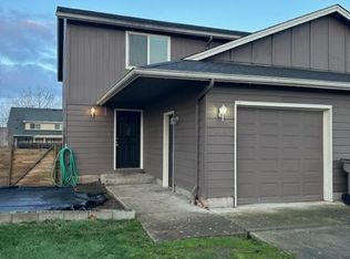 884 S 9th St, Harrisburg, OR 97446