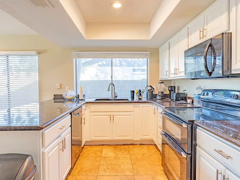 2105 N Los Altos Dr #4 — Photo 3