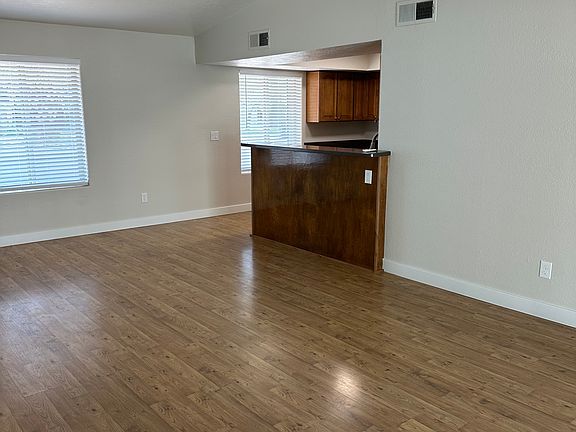 4th image of 4616 E Voltaire Ave
