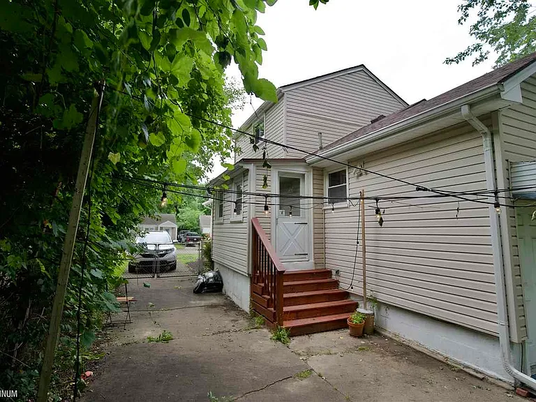 564 Stratford Rd — Photo 18